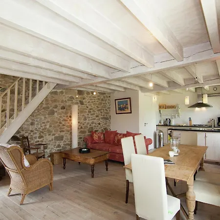 Spacious With Heated Pool, Cleaning Included *